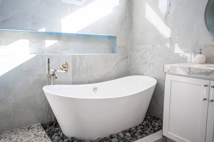 Luxurious Mansion Jacuzzi Pool Table Arcade gallery image 5