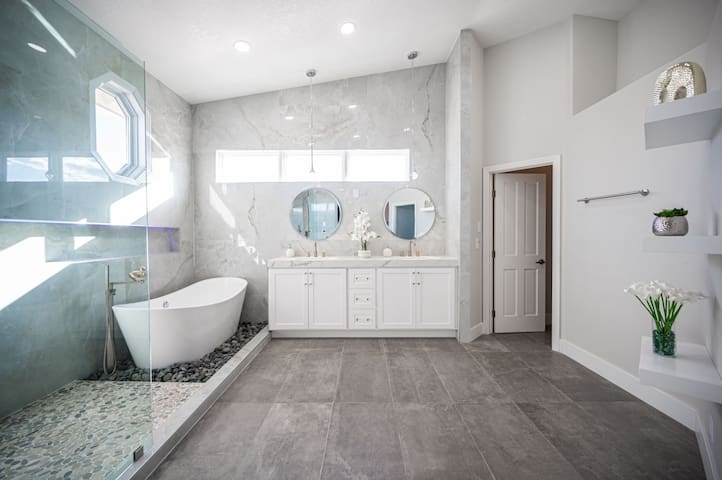 Luxurious Mansion Jacuzzi Pool Table Arcade gallery image 4