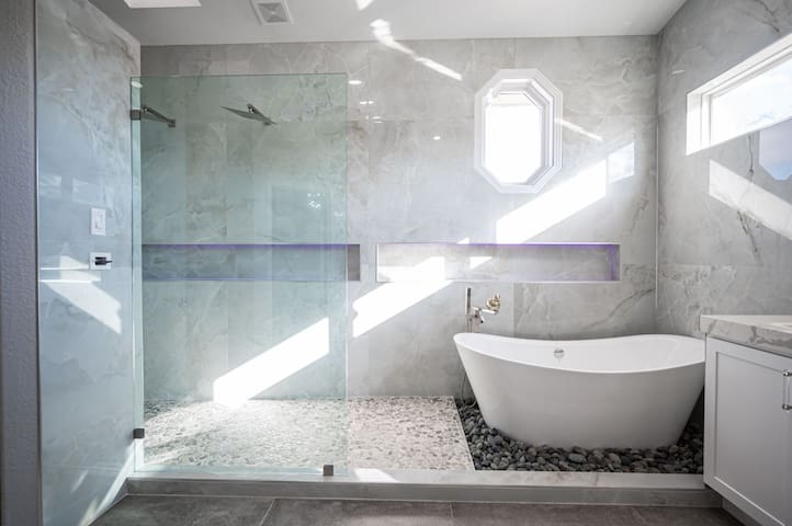 Luxurious Mansion Jacuzzi Pool Table Arcade gallery image 2