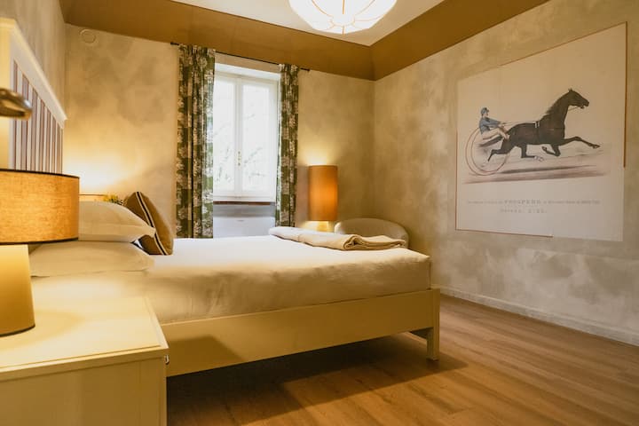 Suite doble, cama tamaño king muy cómoda con vistas al bosque circundante y los viñedos de la finca.