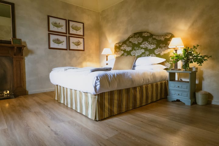 Suite doble, cama tamaño king muy cómoda con vistas al jardín y viñedos.