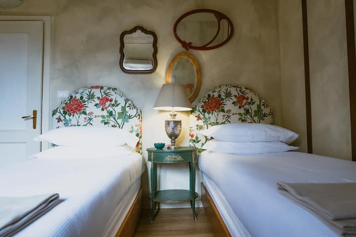 Habitación doble con camas individuales, ideal para un par de amigos o niños pequeños.
Vista al jardín.