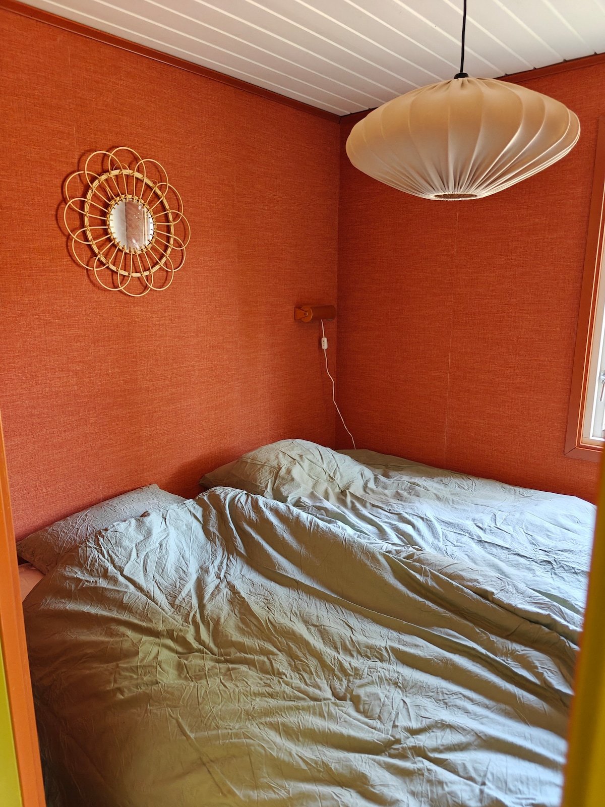 Spavaća soba je mala i udobna, a u njoj se nalazi udoban bračni krevet.