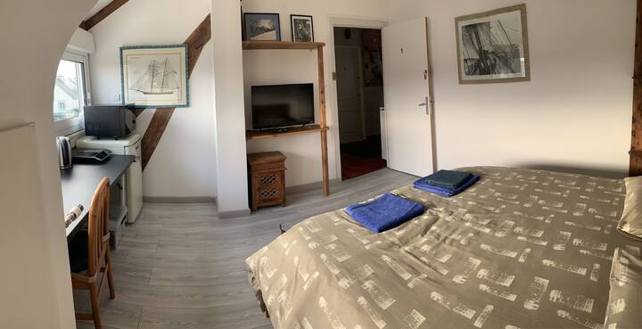Soveværelse nr. 1 med kingsize-seng (180 x 200 cm), skab, smart-tv, fiberoptisk wi-fi med høj hastighed, skrivebord, multifunktionel ovn, køleskab med isbakke, induktionskomfur, kedel, køkkenudstyr, bestik til fire personer.