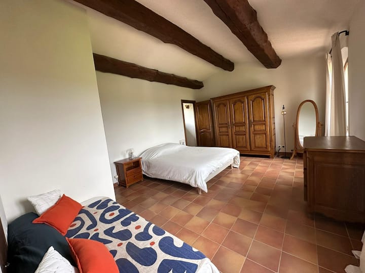 חדר שינה למעלה.
מאוורר זמין בקיץ.