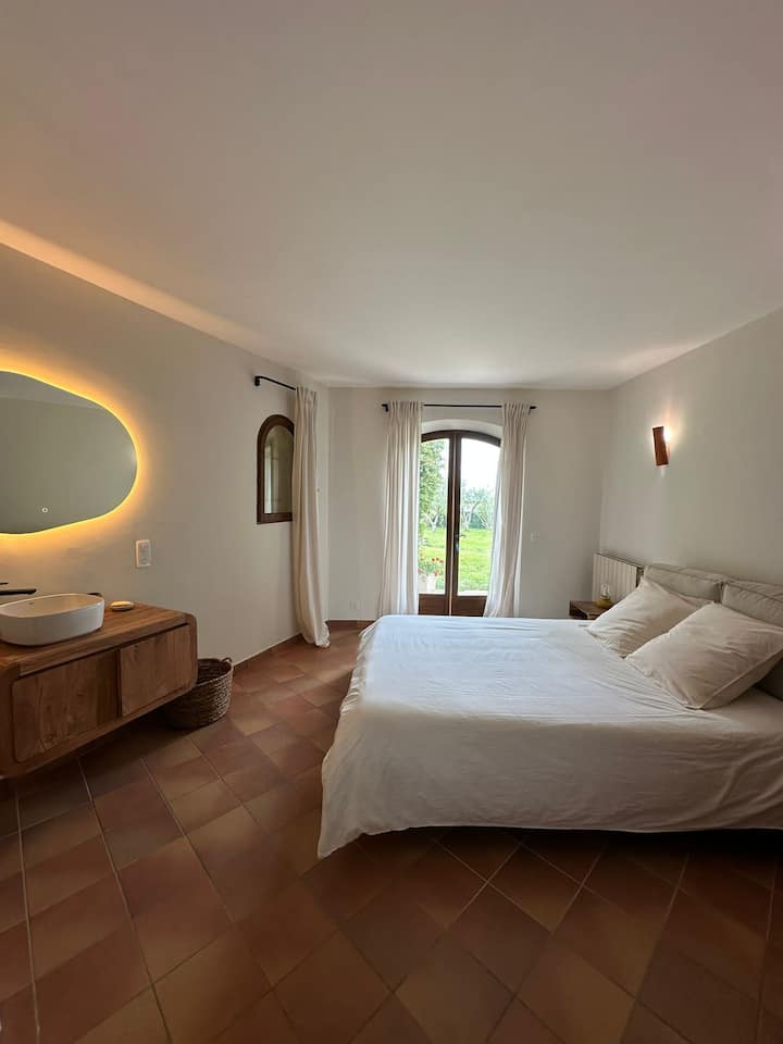 חדר שינה בקומת הקרקע - נוף לגינה ולבריכה
מאוורר זמין בקיץ.