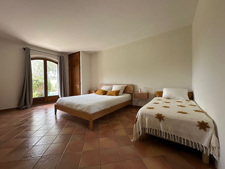 חדר שינה בקומת הקרקע - נוף לגינה ולבריכה
מאוורר זמין בקיץ.