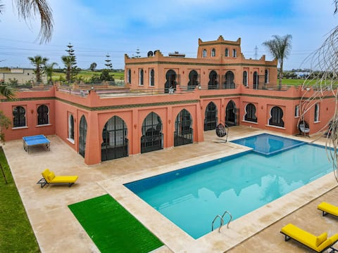 Terra Cotta Estate: Pool & Breakfast