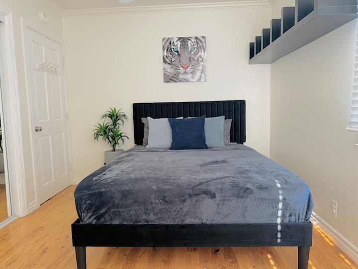 تحتوي غرفة النوم 3 على سرير متوسط ومساحة مخصصة للعمل وسرير أريكة مريح للضيوف الإضافيين