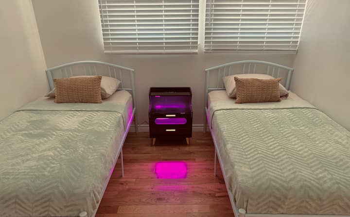 طاولة سرير عصرية مع منافذ شحن USB وشاحن لاسلكي ومصباح ليلي LED قابل للتخصيص مع خيارات ألوان متعددة