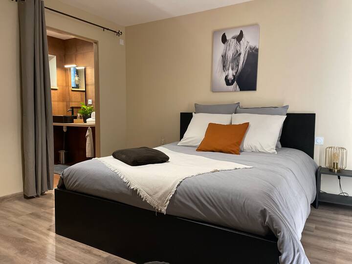 Single-storey bedroom, with private bathroom and dressing room. 
Accessible PMR