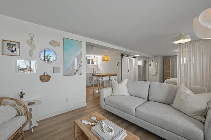 The Coastal Loft | Ocean Views & Hot Tub - Bathurst