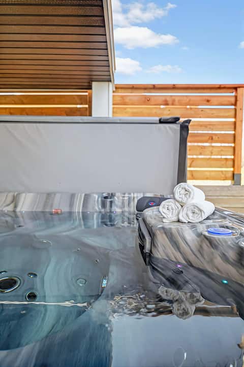 The Coastal Loft | ocean views & hot tub