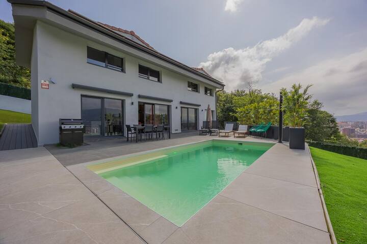 Casa con piscina y vistas a Bilbao EBI03470 gallery image 2