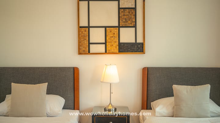Tercer dormitorio con dos camas individuales y baño privado