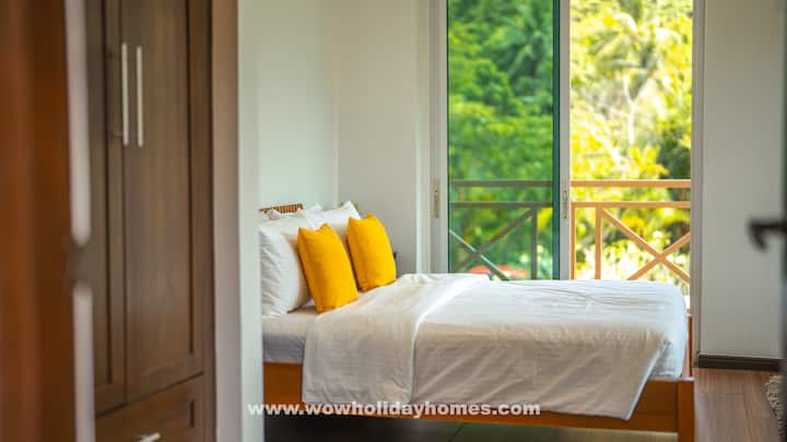 Cuarto dormitorio con cama tamaño queen y baño privado