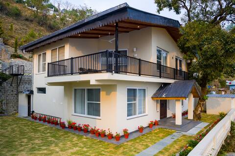 Elivaas 3BHK Escape W/Valley-facing Lawn| Nainital