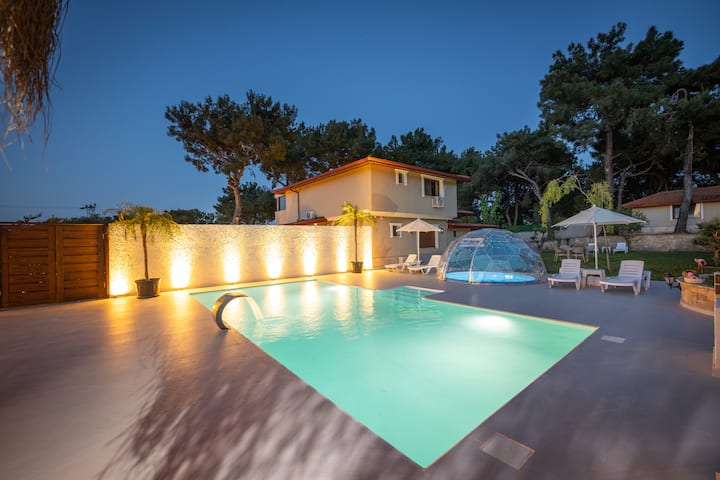 Private Villa in the Forest with Pool and Jacuzzi