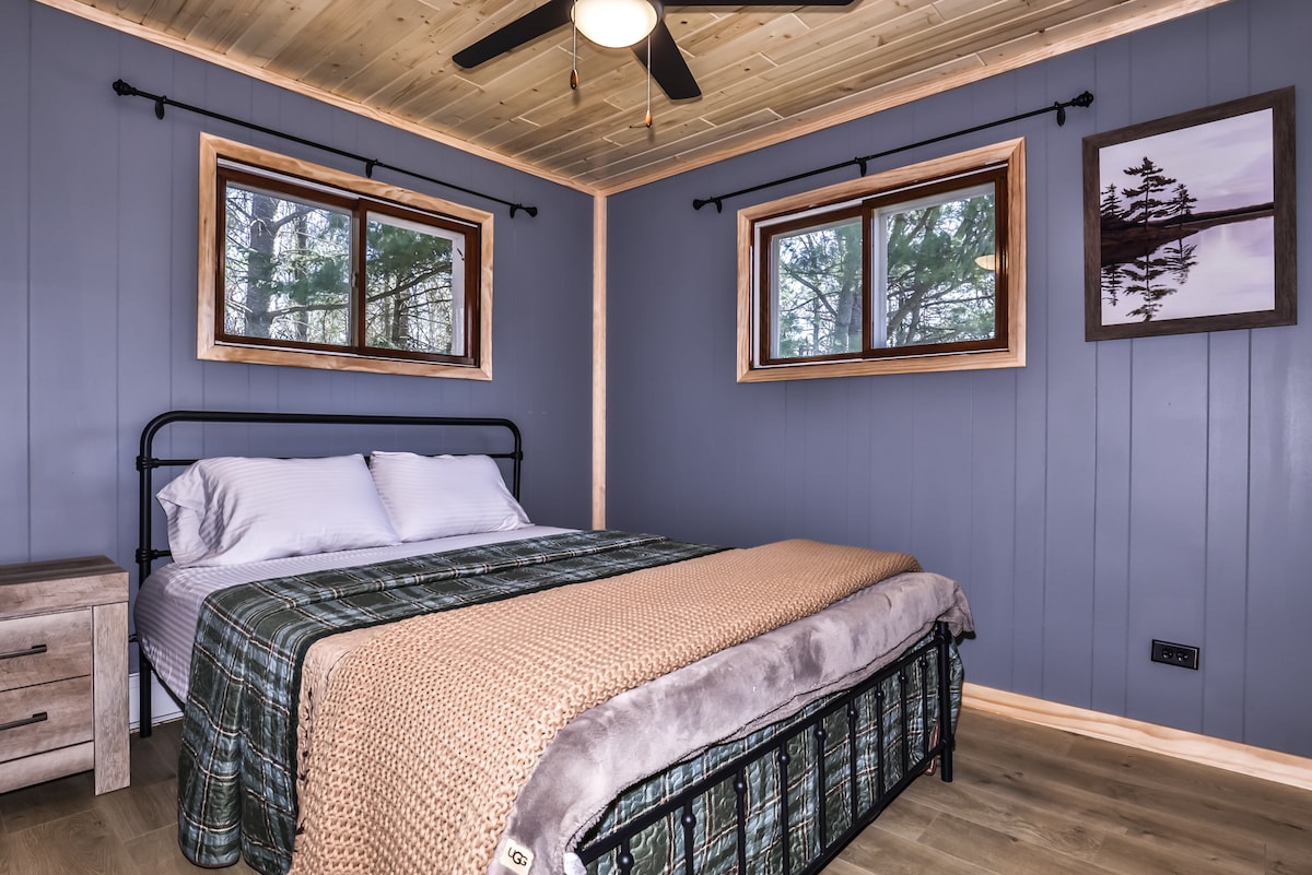 Cama tamaño queen en el piso principal 