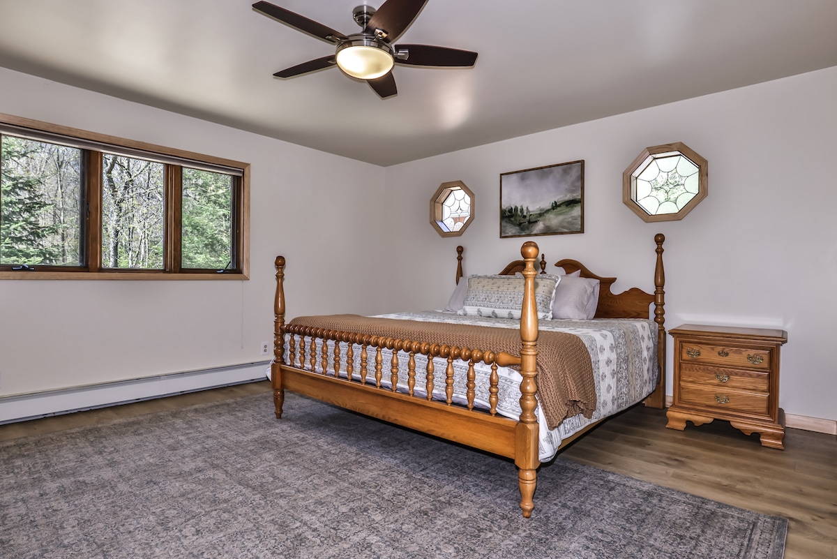 Amplio dormitorio tamaño king, con armario y vestidor. Planta principal 