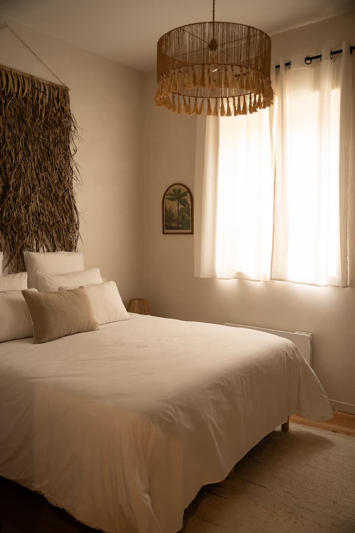 Chumba chenye mwonekano wa Bali, kizuri kwa usiku wa kimapenzi.