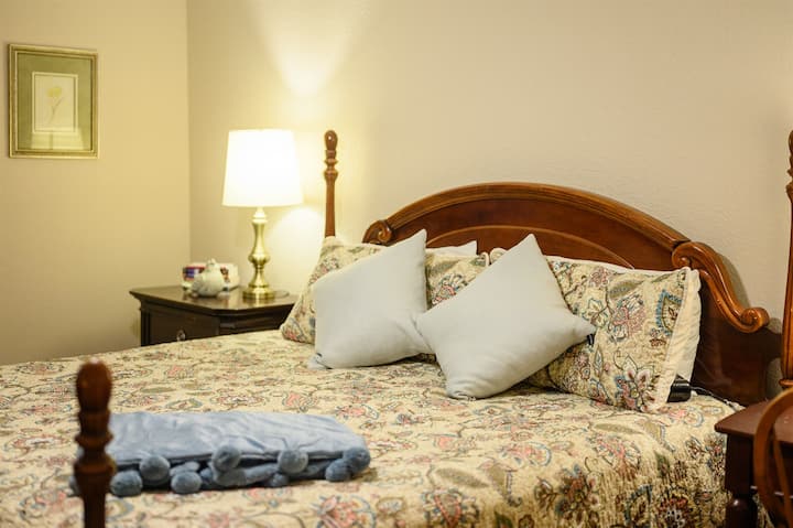 El dormitorio principal es realmente un refugio relajante: cama tamaño king, escritorio, TV Roku, sillón reclinable, acceso al patio