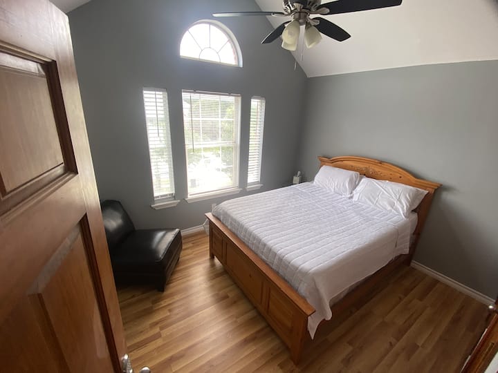 Брачен кревет (широк 150-179 см), тавански вентилатор, простран плакар, кожно седиште и паметен телевизор