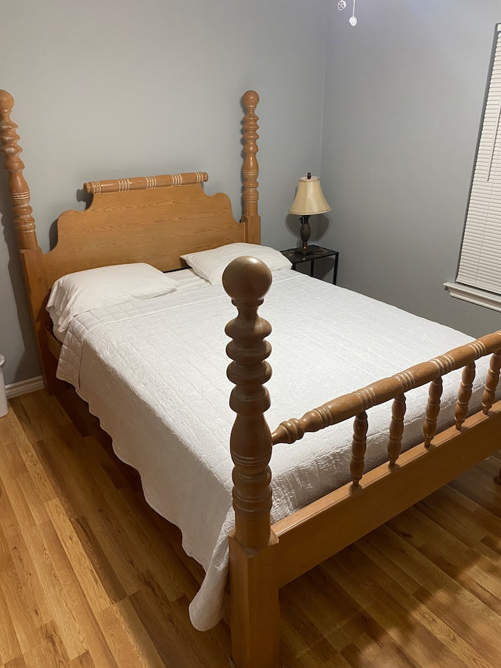 Брачен кревет (широк 150-179 см), тавански вентилатор, простран плакар, паметен телевизор