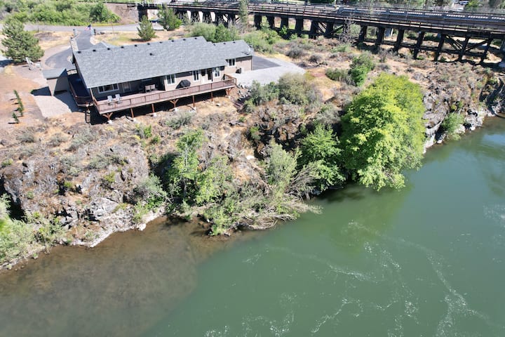 Riverfront on the Rogue River "Osprey's Landing"