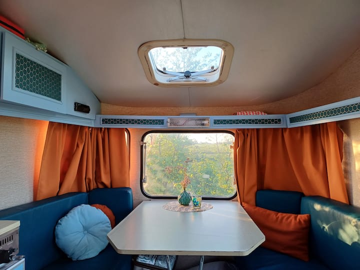 Retro Oldtimer Caravan De Duif - Friesland