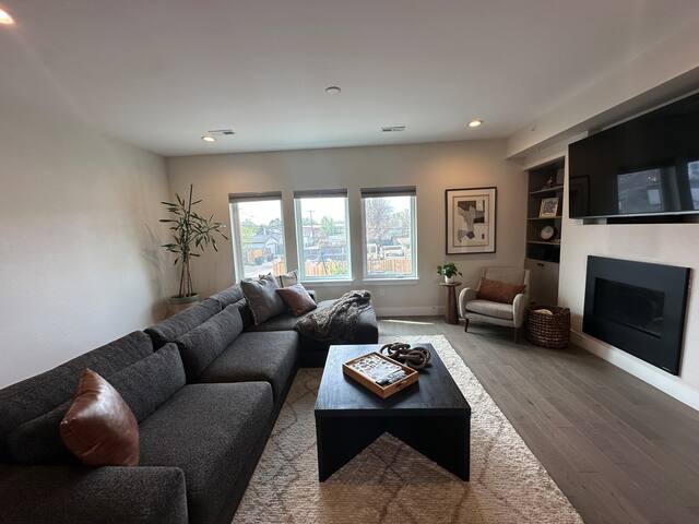 Modern 3 Bed Townhome in Rino w/ Rooftop Deck gallery image 2