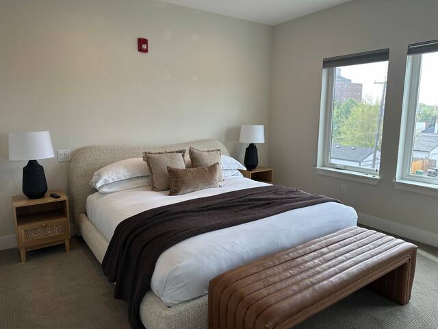 Modern 3 Bed Townhome in Rino w/ Rooftop Deck gallery image 4