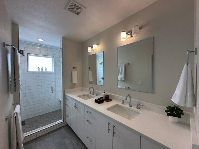 Modern 3 Bed Townhome in Rino w/ Rooftop Deck gallery image 5