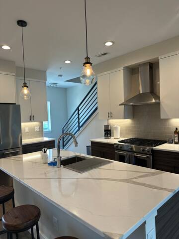 Modern 3 Bed Townhome in Rino w/ Rooftop Deck