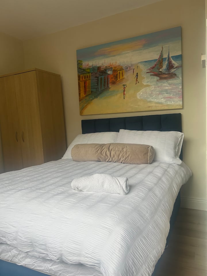 Potpuno novi bračni krevet s ortopedskim madracem. Standardno bijela posteljina od 500 niti i četiri jastuka. 