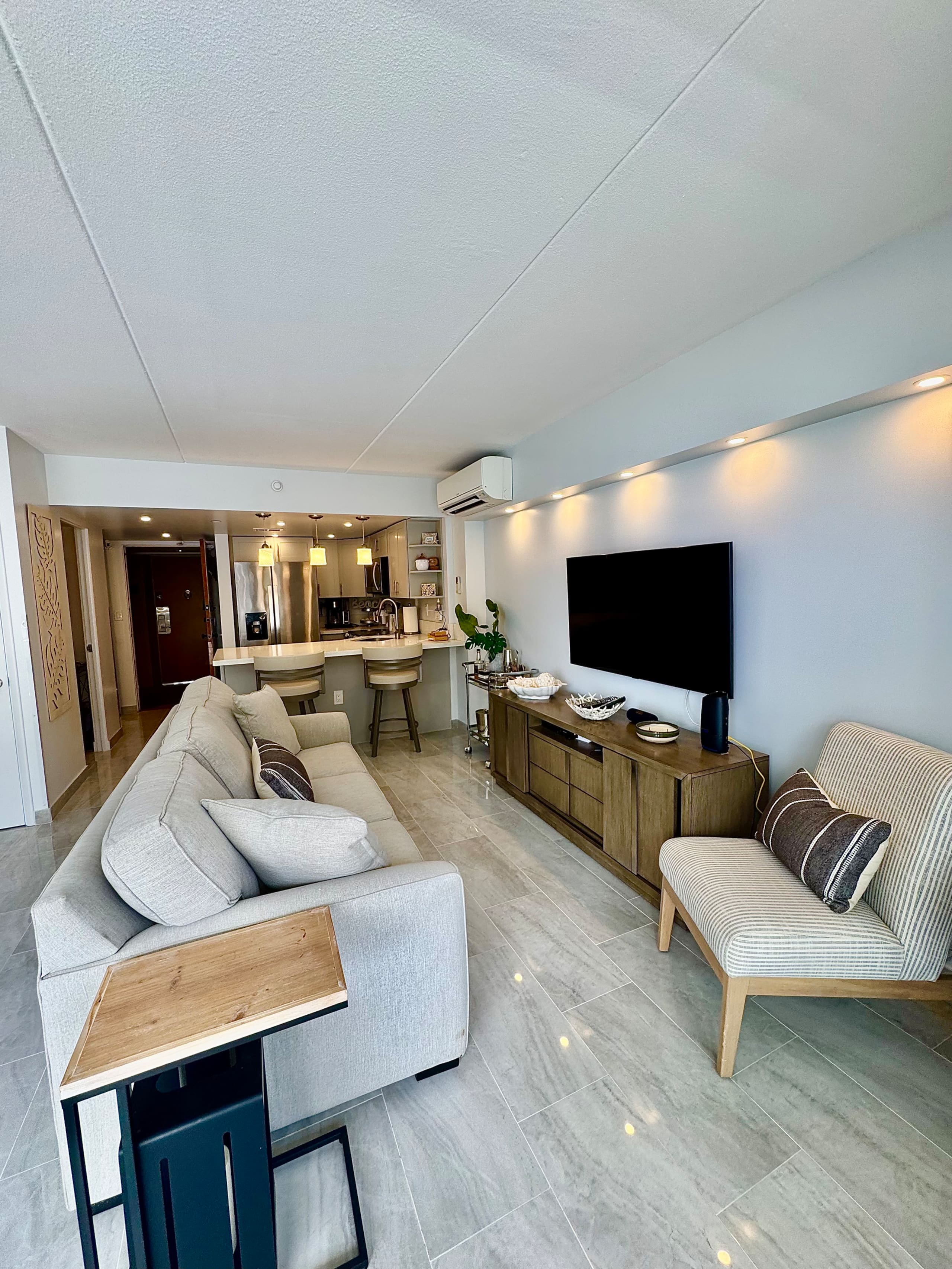 Oceanview-Luxurious Condo, free parking. - Image 2