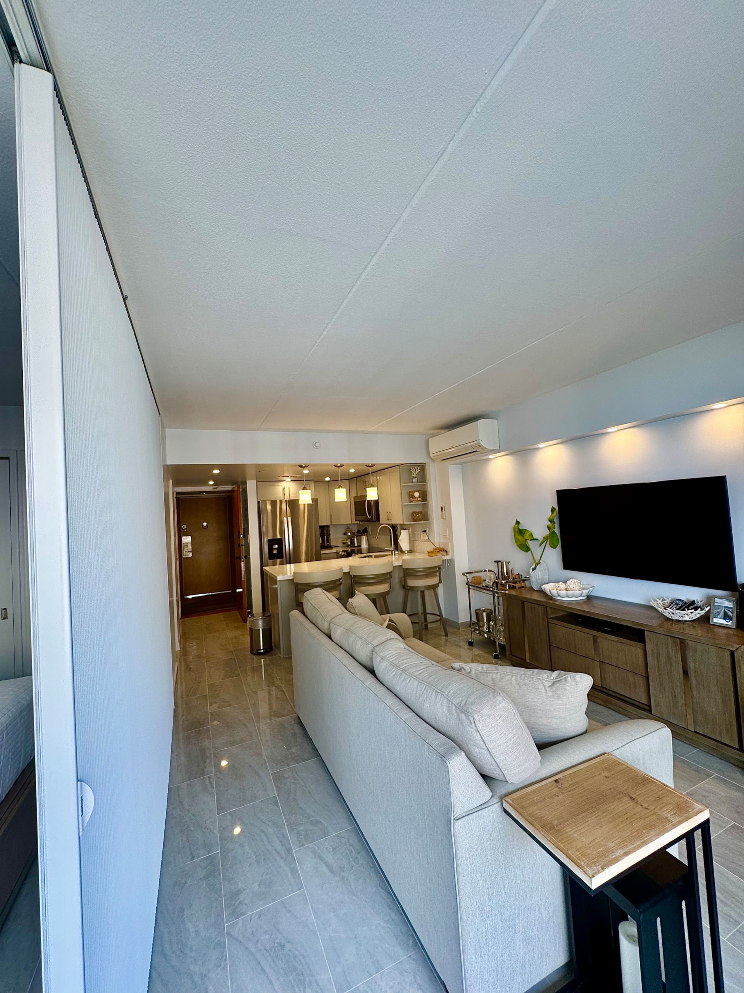 Oceanview-Luxurious Condo, free parking. - Image 9
