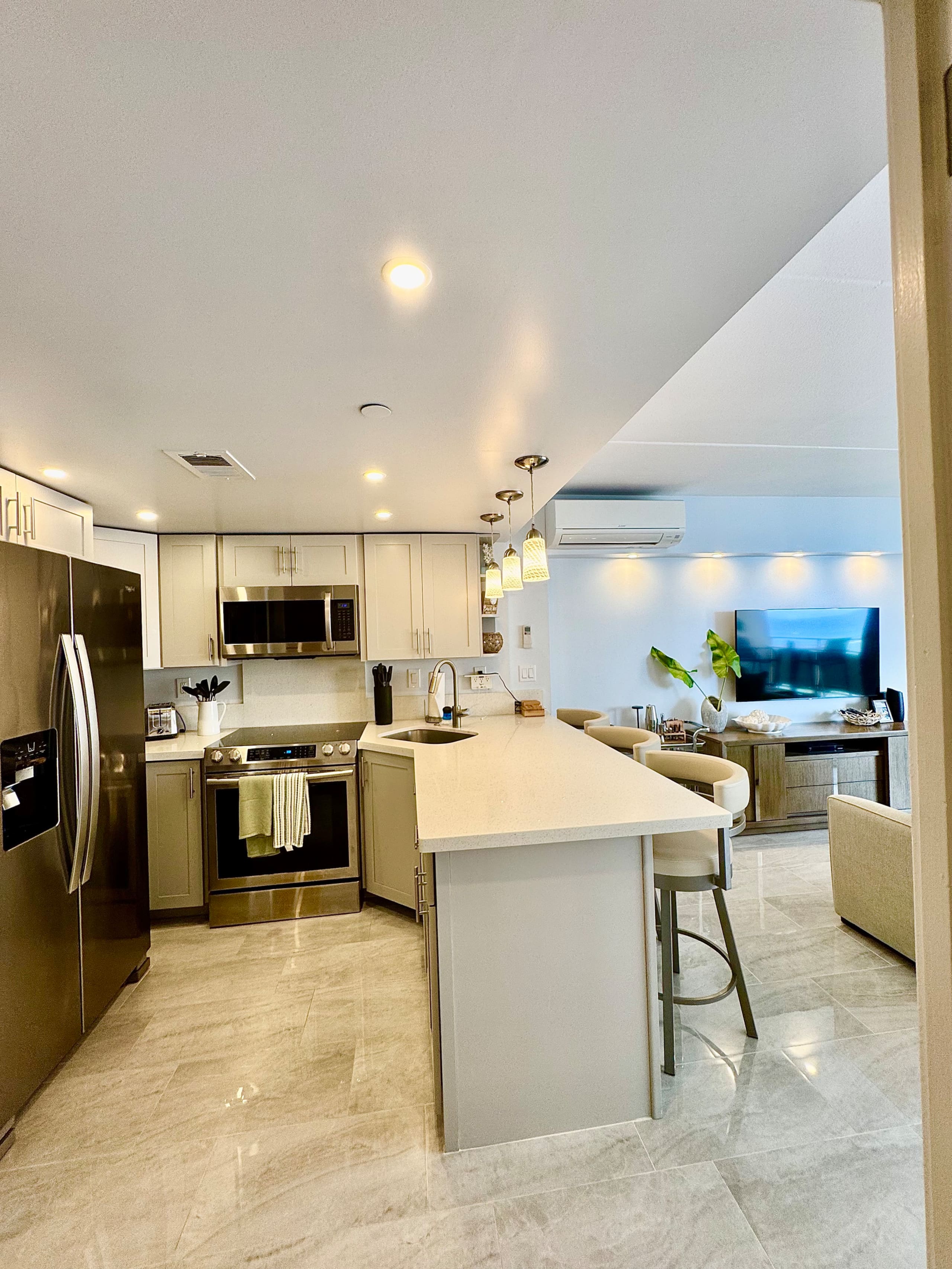 Oceanview-Luxurious Condo, free parking. - Image 17