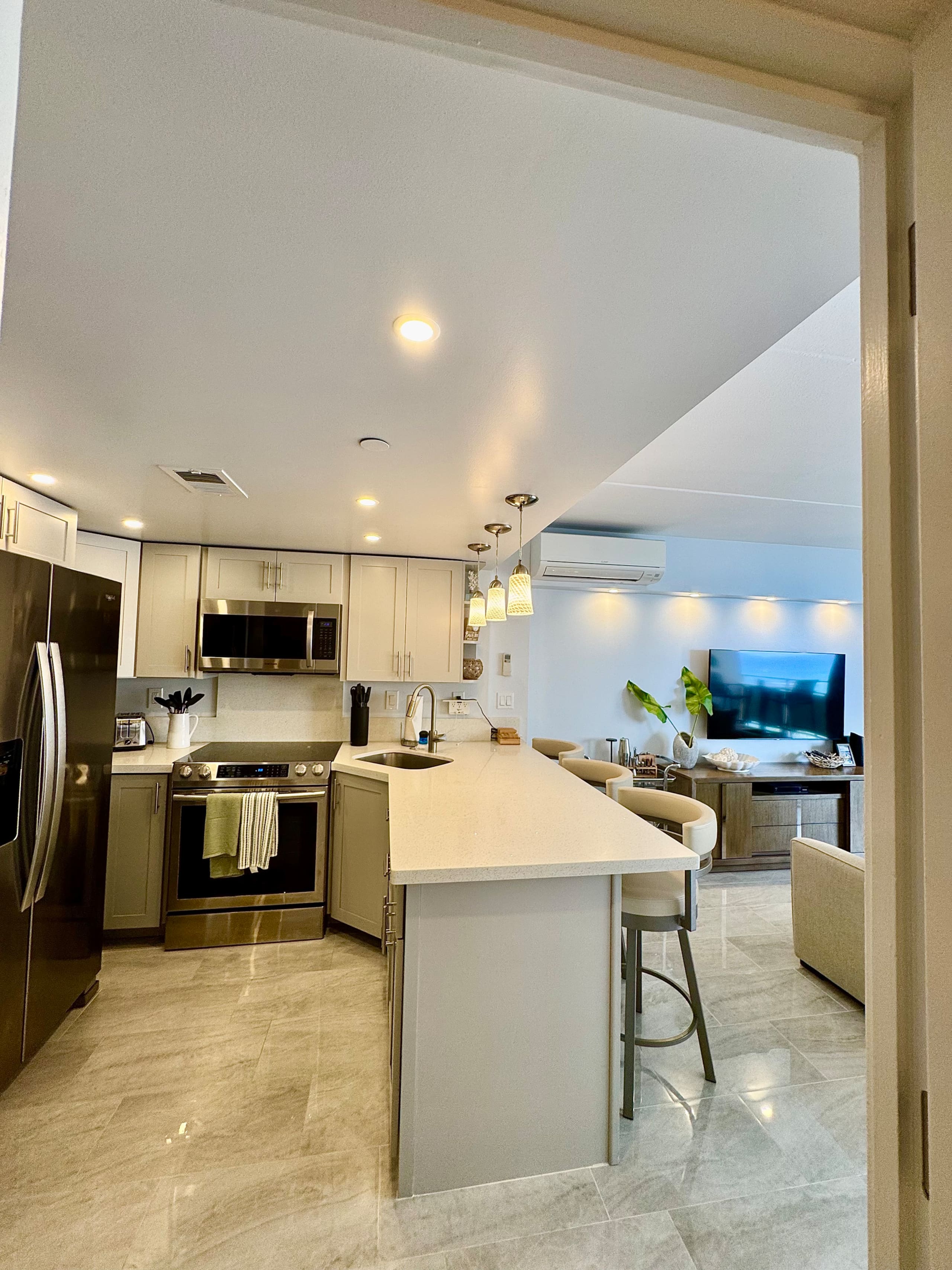 Oceanview-Luxurious Condo, free parking. - Image 16