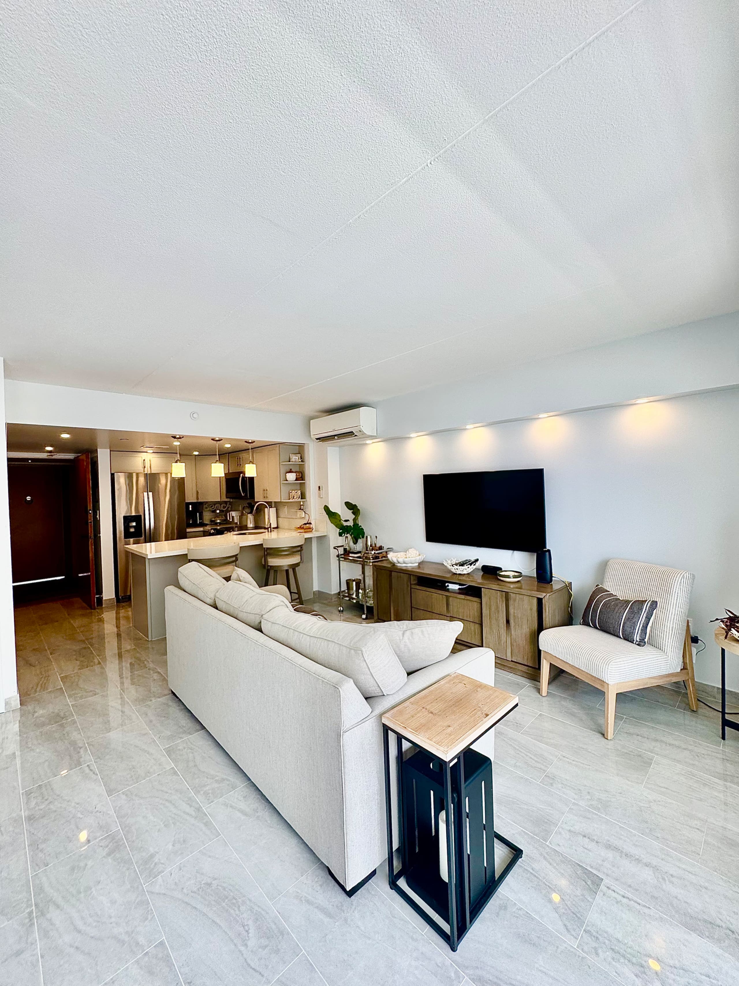 Oceanview-Luxurious Condo, free parking. - Image 5