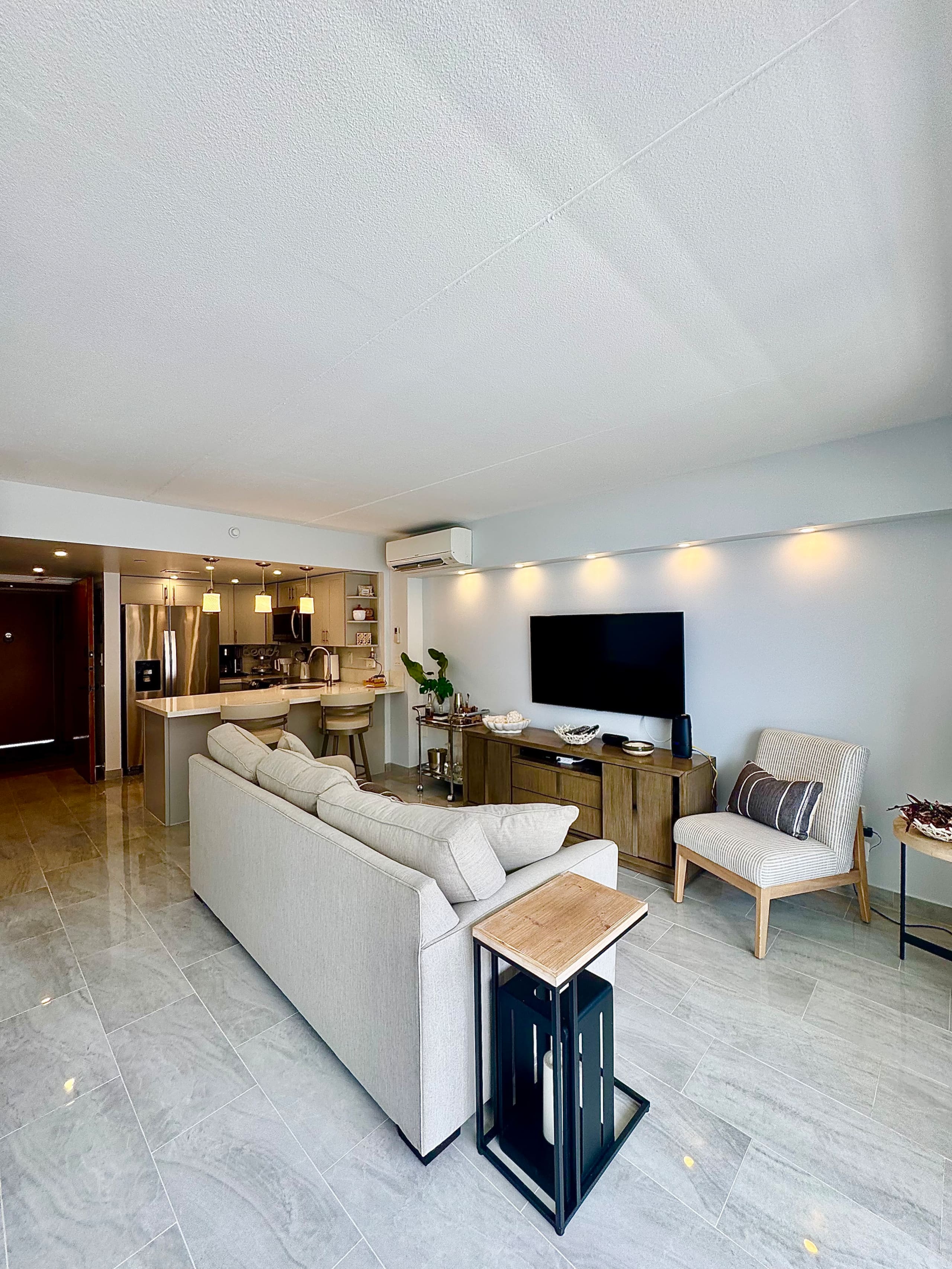 Oceanview-Luxurious Condo, free parking. - Image 4