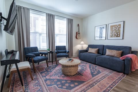 Top Airbnb: Verse & Vinyl Music City Retreat | Close to Broad! in Downtown
