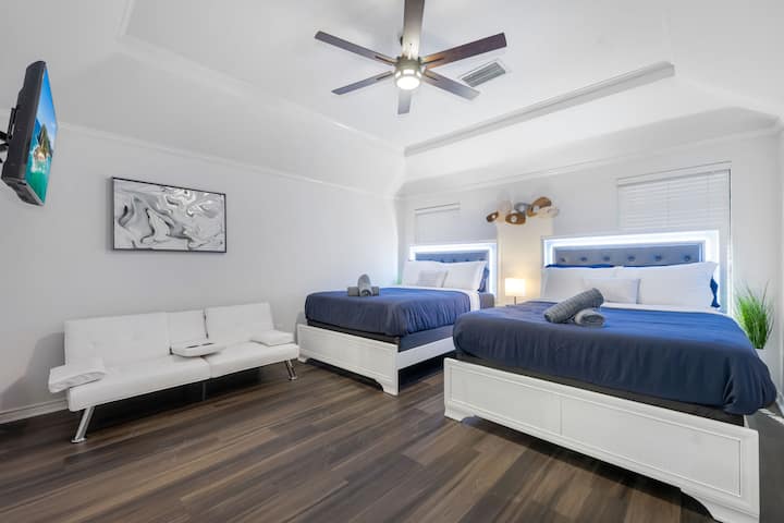 Ძირითადი საძინებელი 2 ორადგილიანი საწოლით, თანდართული სააბაზანოთი. Თეთრი დივანი გარდაიქმნება ფუტონად დასაძინებლად 1. 