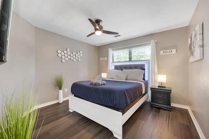 Დედოფლის ზემოთ საძინებელი ტელევიზორითა და კარადით 