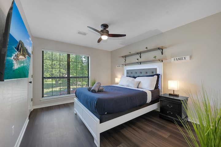 Დედოფლის საძინებლის ზემოთ ტელევიზორი სახლის წინ იყურება. Ამას გარდა, კარადაში უნდა გქონდეთ დამატებითი ორადგილიანი ლეიბი, რომ სურვილისამებრ მოათავსოთ. Აქვს სხვა კარადაც. 