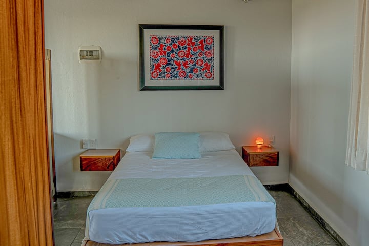 La chambre est équipée d'un lit double, de deux oreillers et d'un coussin, ainsi que de draps propres. Pour plus d'intimité, un paravent est à votre disposition. Vous y trouverez également un canapé-lit idéal pour vous reposer.