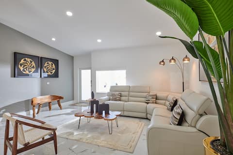 Top Airbnb: Luxurious Retreat with Private Pool & Lush Garden in Tamiami
