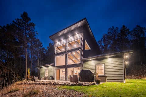 NEW private 4BD Lake Home | Pet-Friendly | Hot Tub