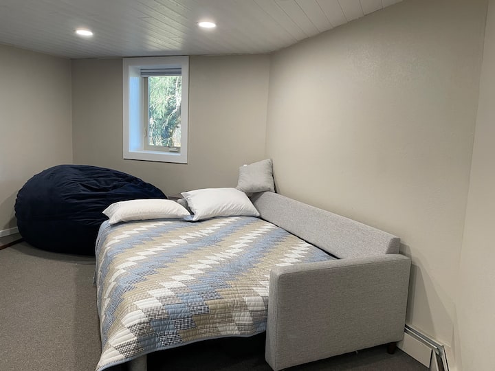 Canapé-lit grand format avec surmatelas, beaucoup de couvertures supplémentaires sont utilisées comme une autre chambre ou un second salon 