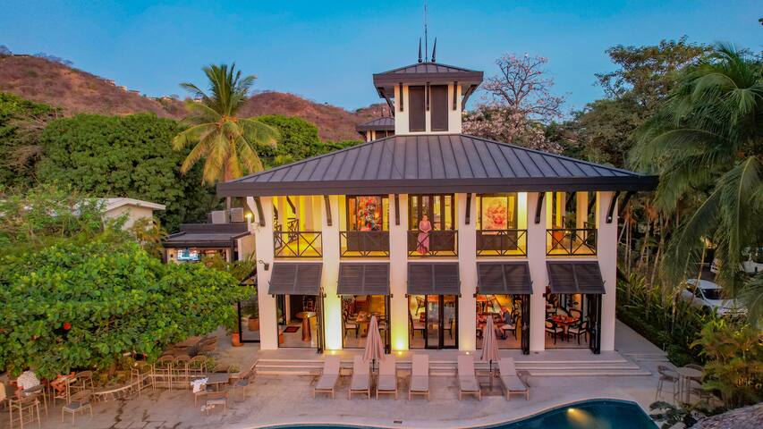 Tropics at Naumi – Ocean Views, Gym & Pools
